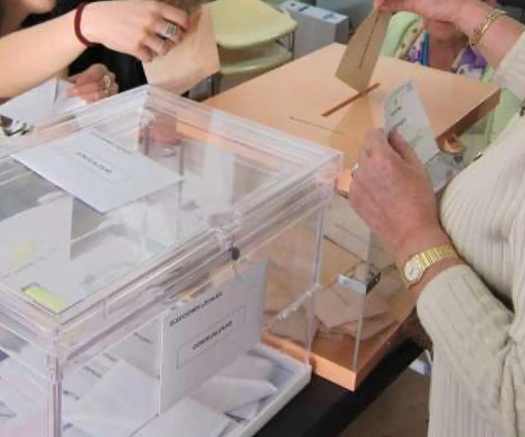 Una mujer deposita su voto en una urna electoralEUROPA PRESS