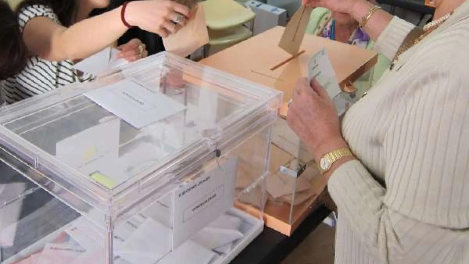 Una mujer deposita su voto en una urna electoralEUROPA PRESS