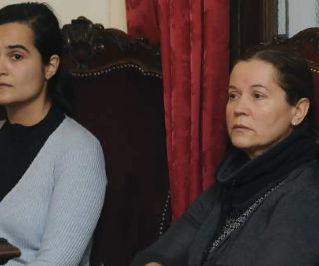 Monserrat González (d), autora confesa del asesinato de Isabel Carrasco, y su hija Triana Martínez.   EFE/J. Casares