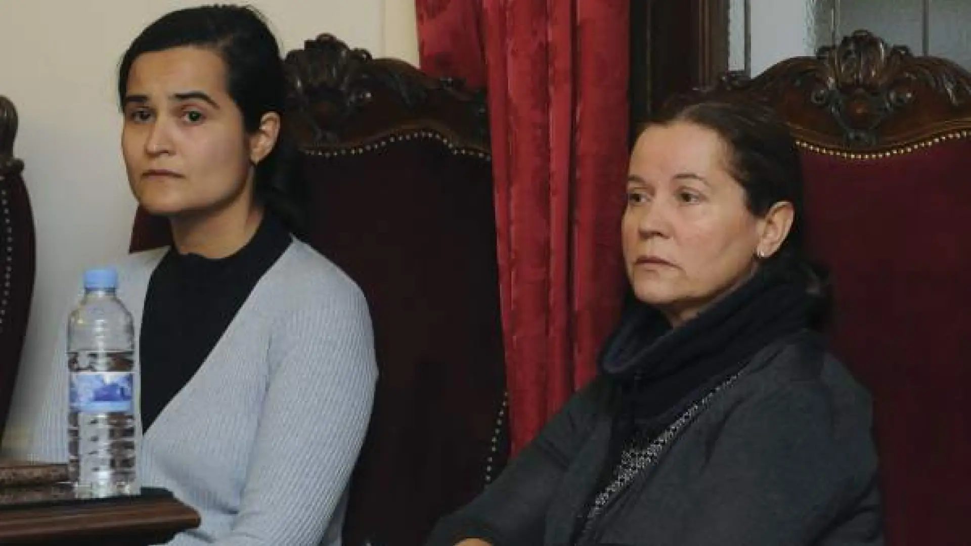 Monserrat González (d), autora confesa del asesinato de Isabel Carrasco, y su hija Triana Martínez.   EFE/J. Casares