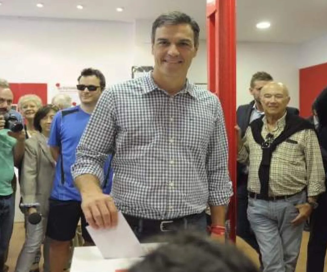 Pedro Sánchez deposita su voto en la urna de las elecciones primarias del PSOE.