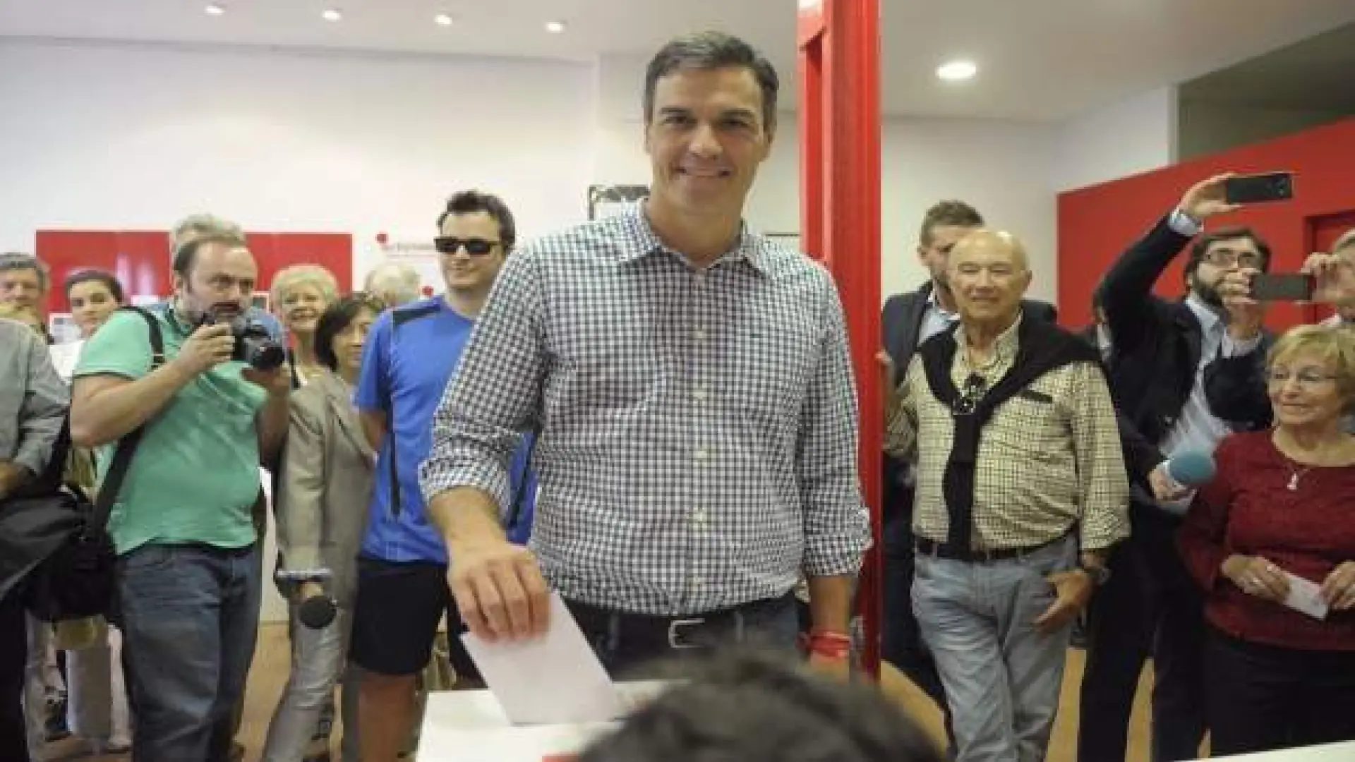 Pedro Sánchez deposita su voto en la urna de las elecciones primarias del PSOE.