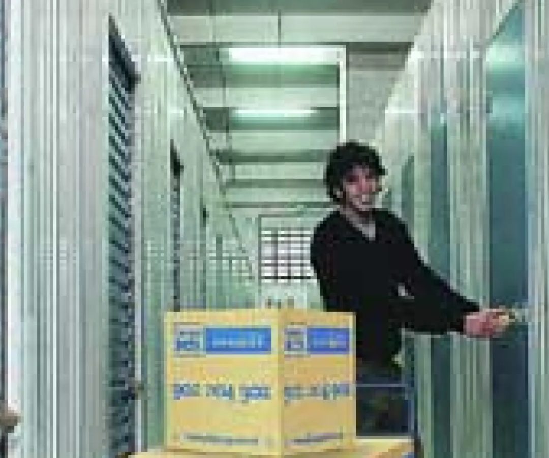 Un hombre accede a un trastero para guardar algunas cajas.