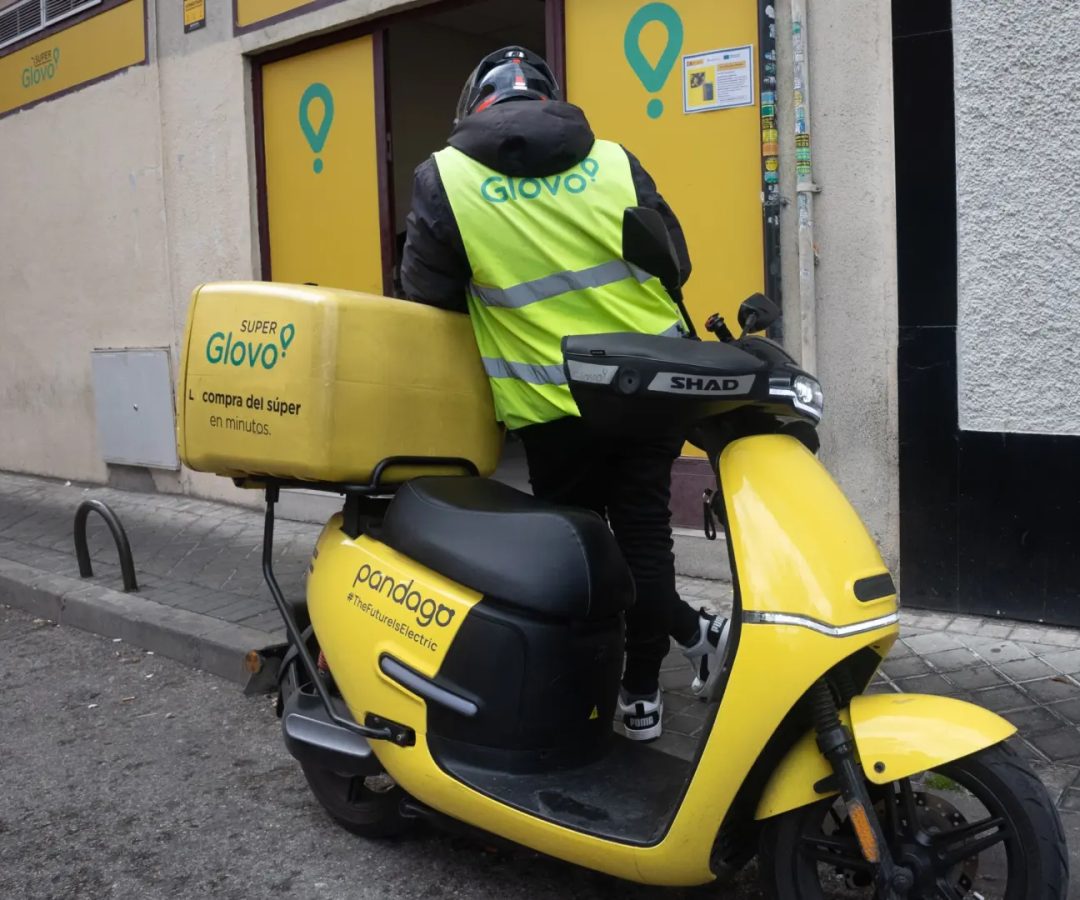 Fotografía de archivo de un motorista de la empresa Glovo.Europa Press.