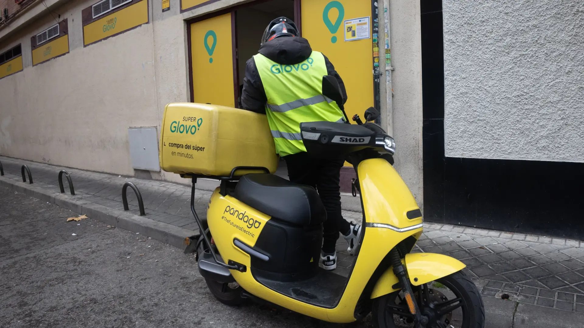 Fotografía de archivo de un motorista de la empresa Glovo.Europa Press.