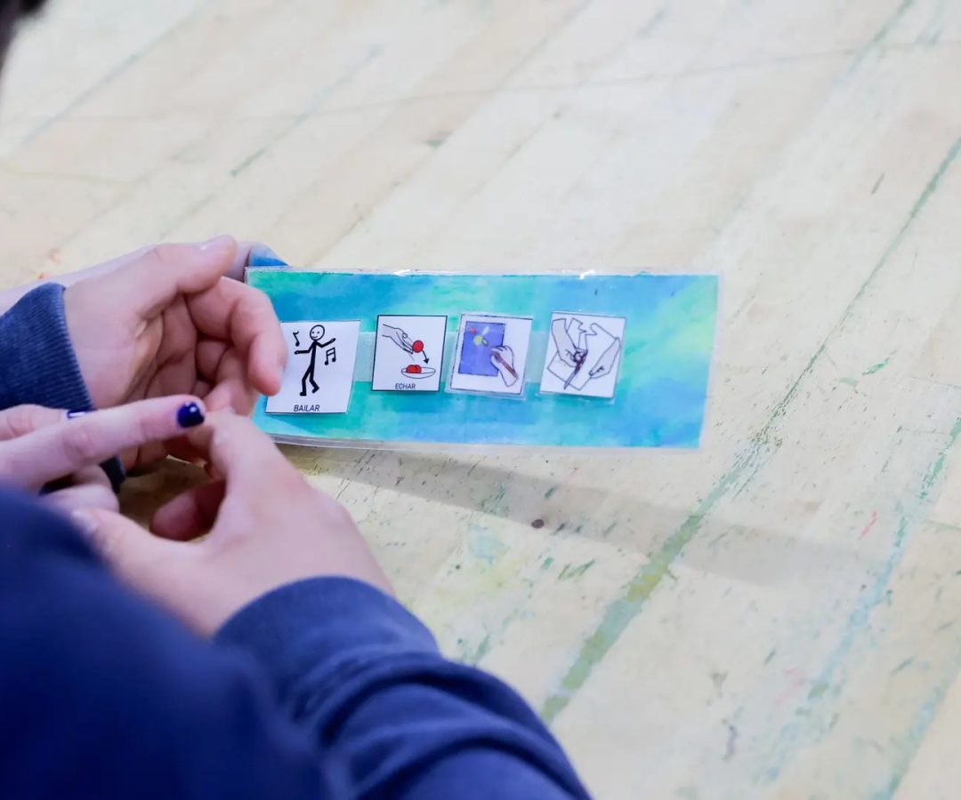 Un alumno de un centro de educación especial mirando unos pictogramasJorge París