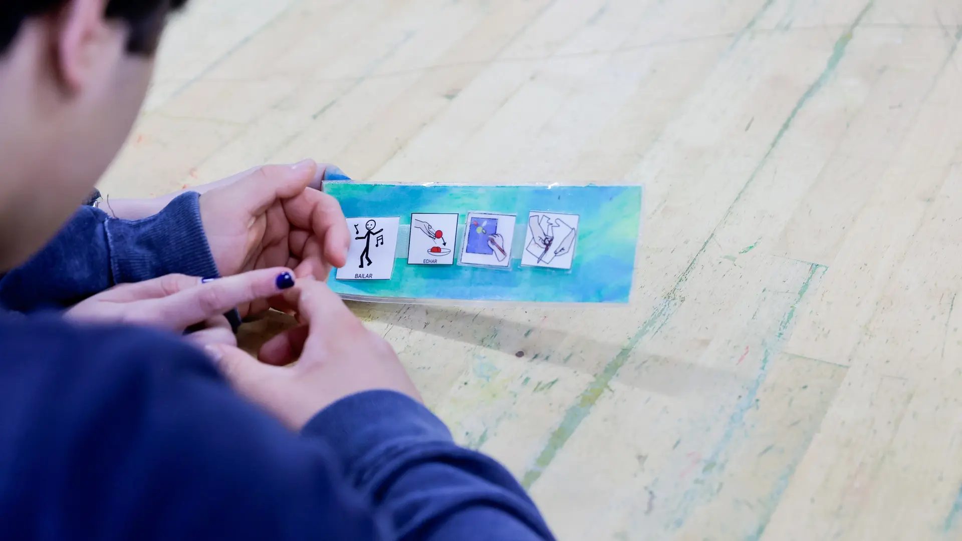 Un alumno de un centro de educación especial mirando unos pictogramasJorge París