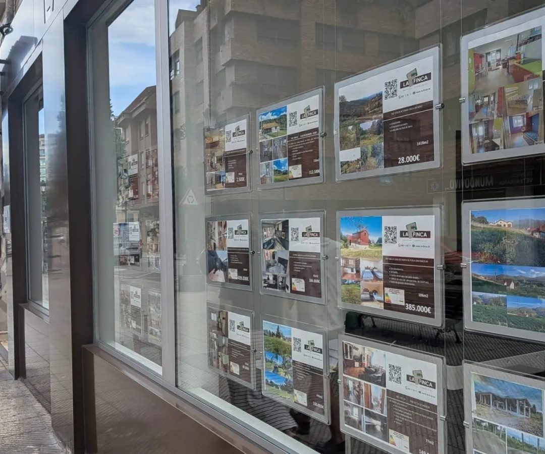 Escaparate de una inmobiliaria con varios anuncios de viviendas en venta (archivo).EP