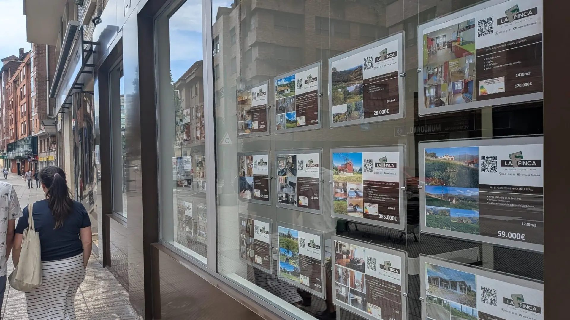 Escaparate de una inmobiliaria con varios anuncios de viviendas en venta (archivo).EP