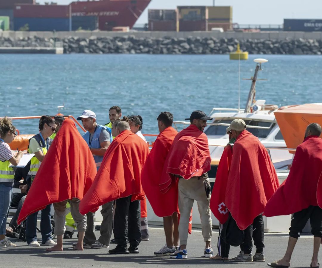 Llegada al puerto de Arrecife de un grupo de personas rescatadas por Salvamento Marítimo.EFE
