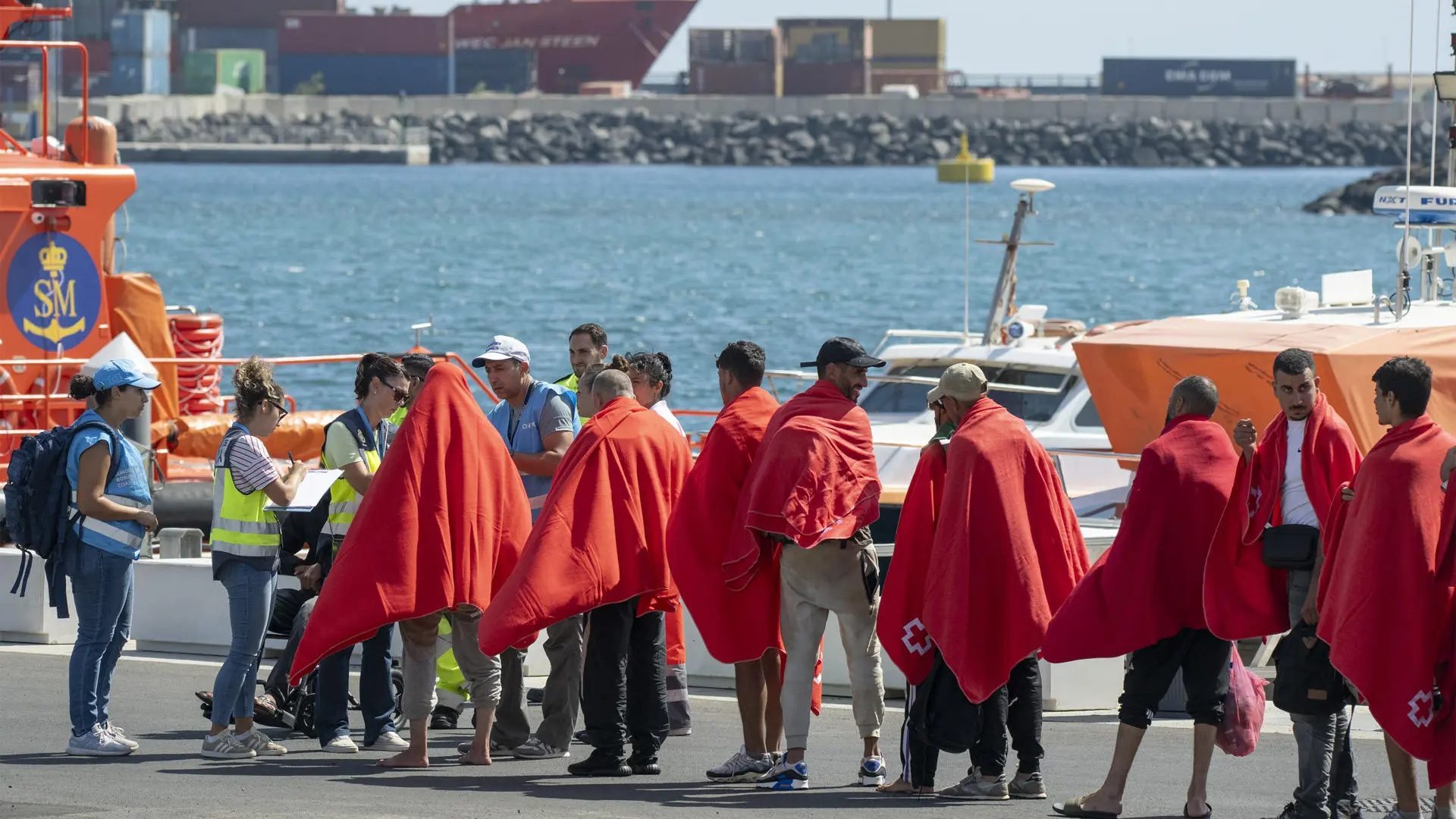 Llegada al puerto de Arrecife de un grupo de personas rescatadas por Salvamento Marítimo.EFE