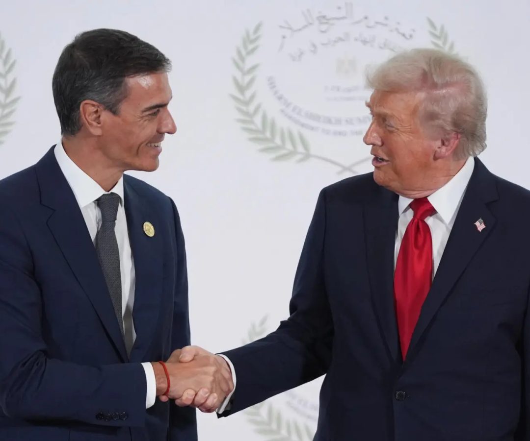 El presidente Donald Trump saluda al presidente del Gobierno español, Pedro Sánchez, durante la cumbre en octubre de 2025.Evan Vucci