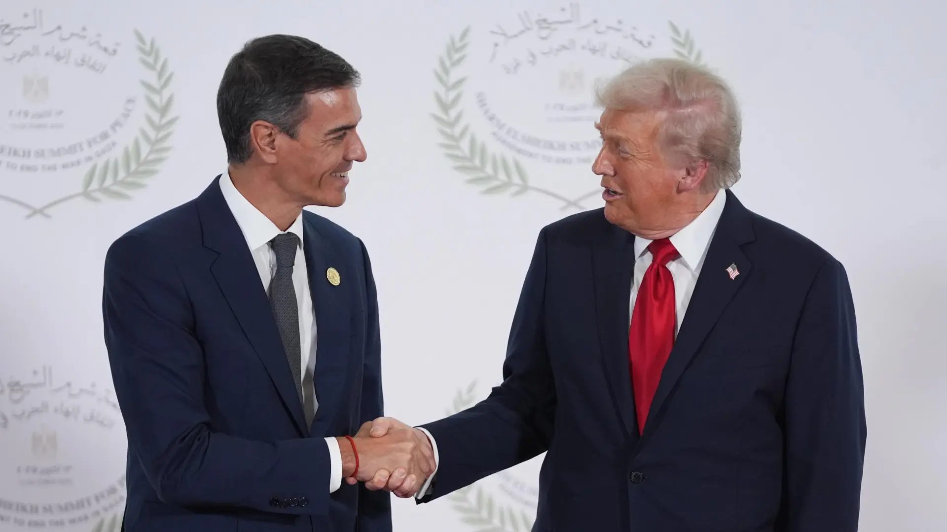 El presidente Donald Trump saluda al presidente del Gobierno español, Pedro Sánchez, durante la cumbre en octubre de 2025.Evan Vucci