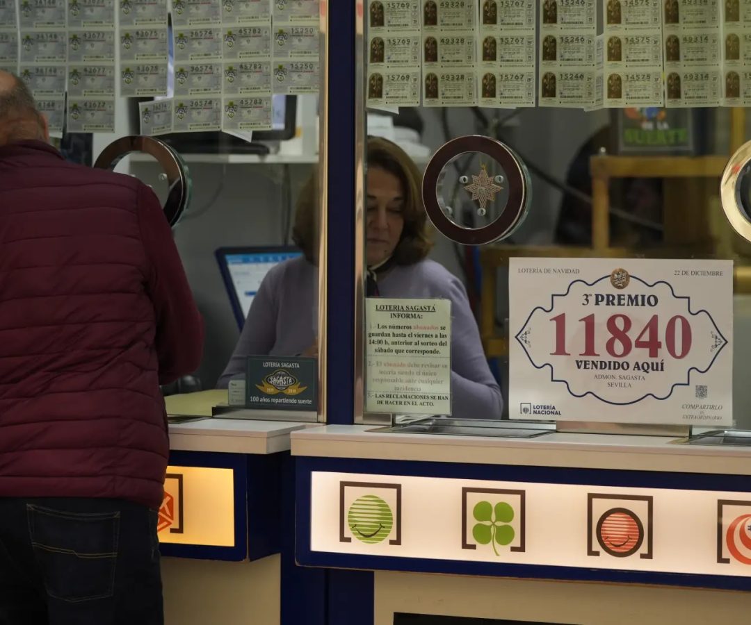Décimos de la Lotería Nacional a la venta en una administración de Loterías, en una imagen de archivo.Joaquin Corchero / EUROPA PRESS