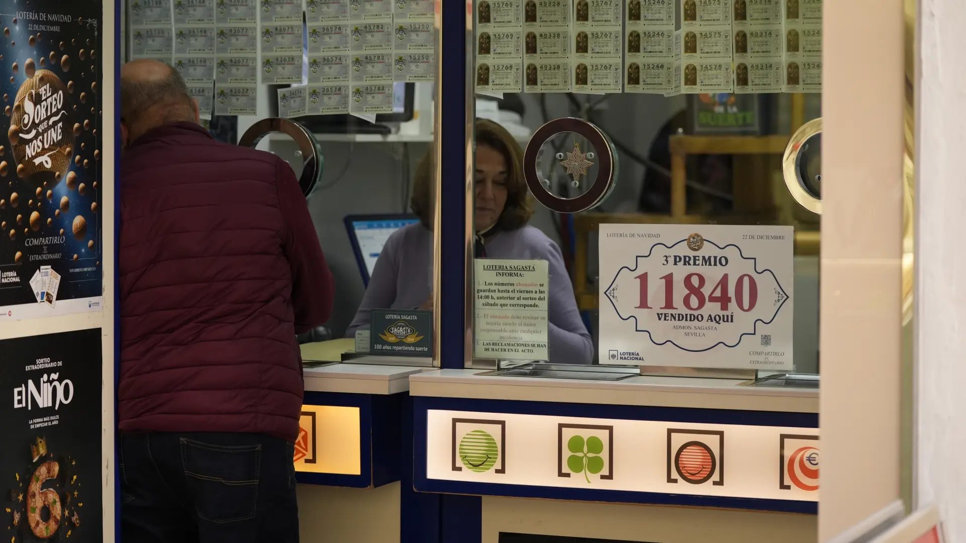 Décimos de la Lotería Nacional a la venta en una administración de Loterías, en una imagen de archivo.Joaquin Corchero / EUROPA PRESS