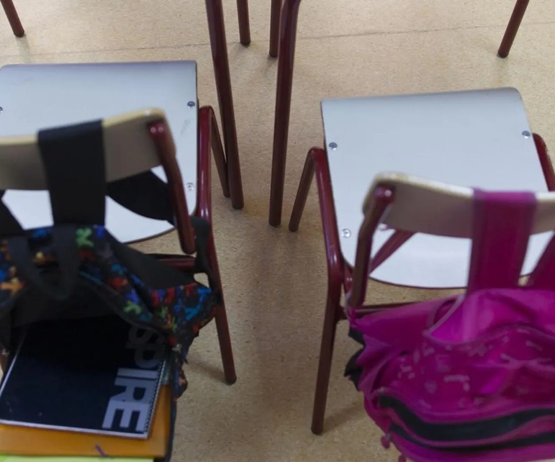Dos sillas en un aula escolar.EUROPA PRESS