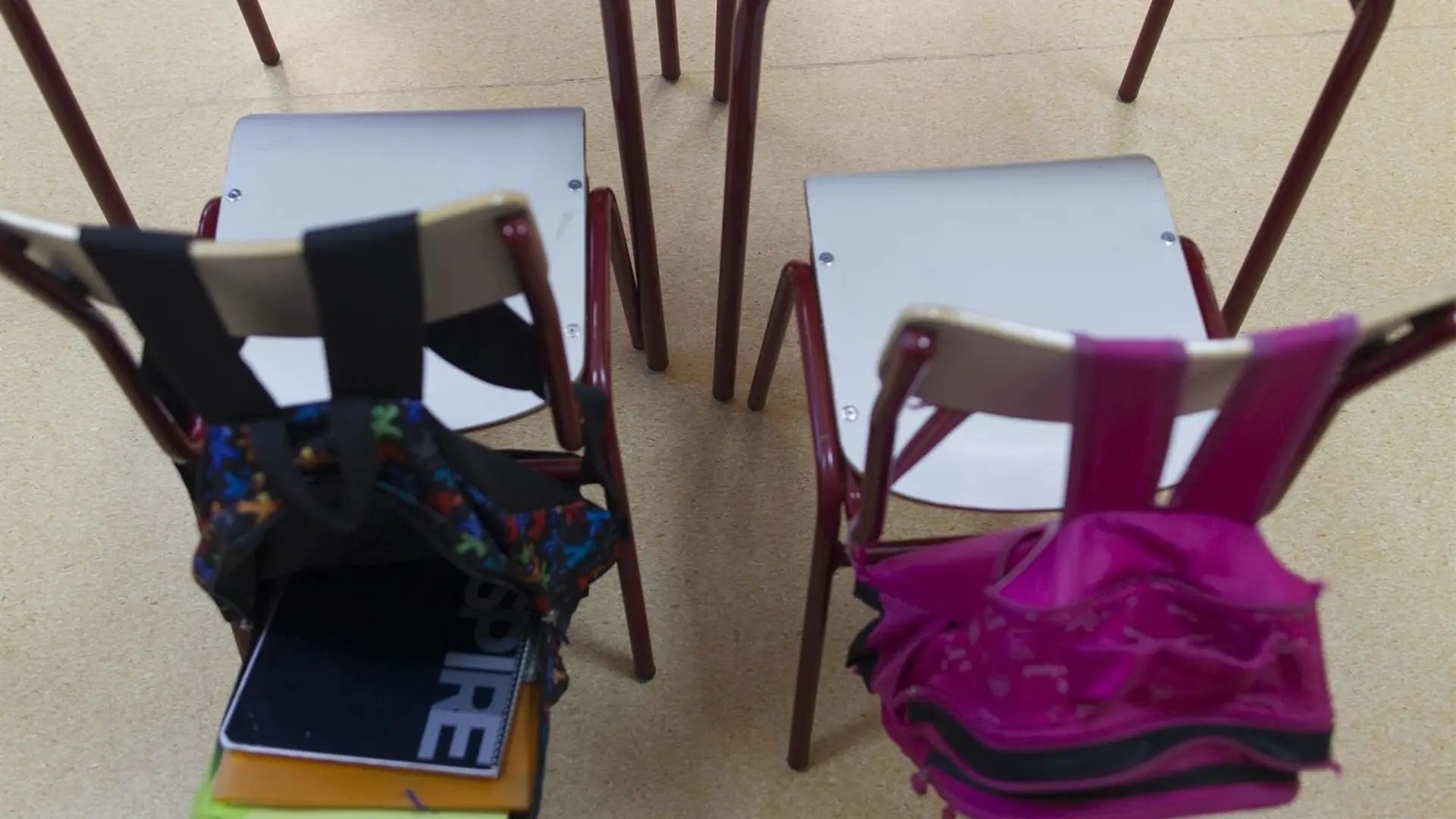 Dos sillas en un aula escolar.EUROPA PRESS