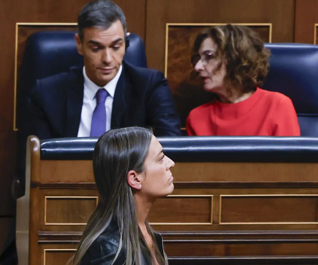 La portavoz de Junts, Míriam Nogueras, pasa ante el presidente del Gobierno, Pedro Sánchez&nbsp;J.J.Guillen