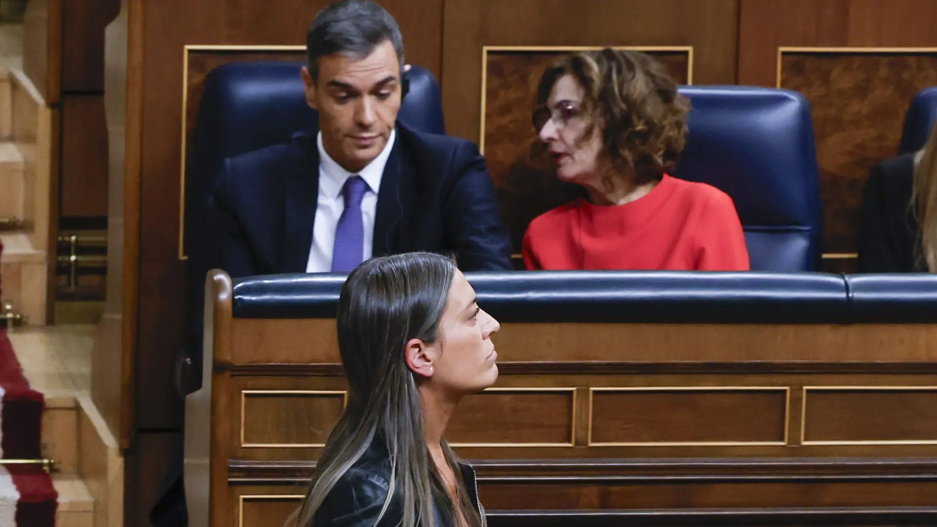 La portavoz de Junts, Míriam Nogueras, pasa ante el presidente del Gobierno, Pedro Sánchez&nbsp;J.J.Guillen