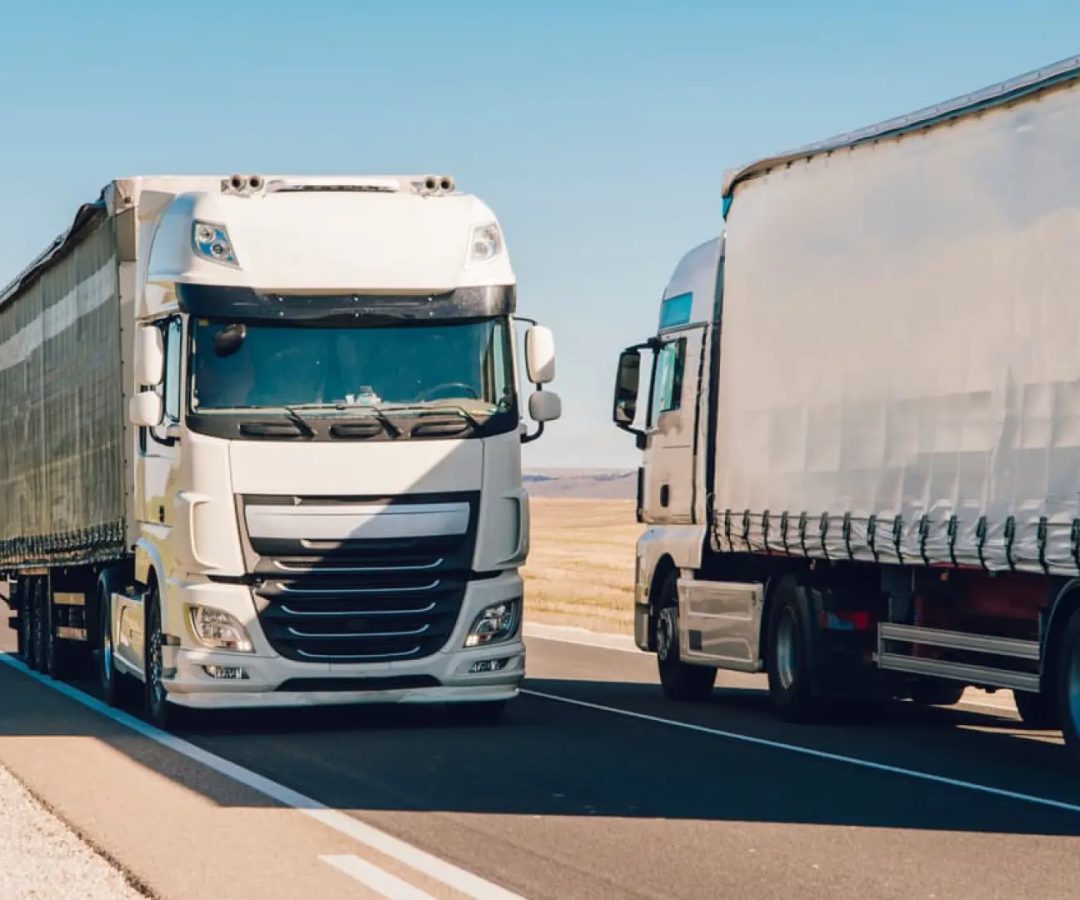 Dos camiones se cruzan en carreteraiStock