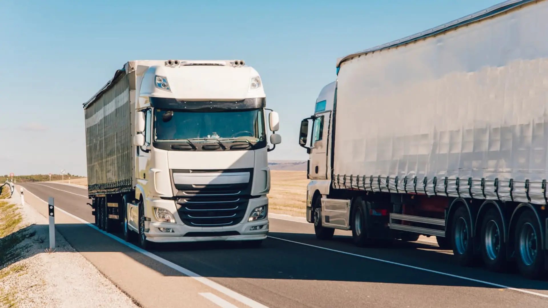 Dos camiones se cruzan en carreteraiStock
