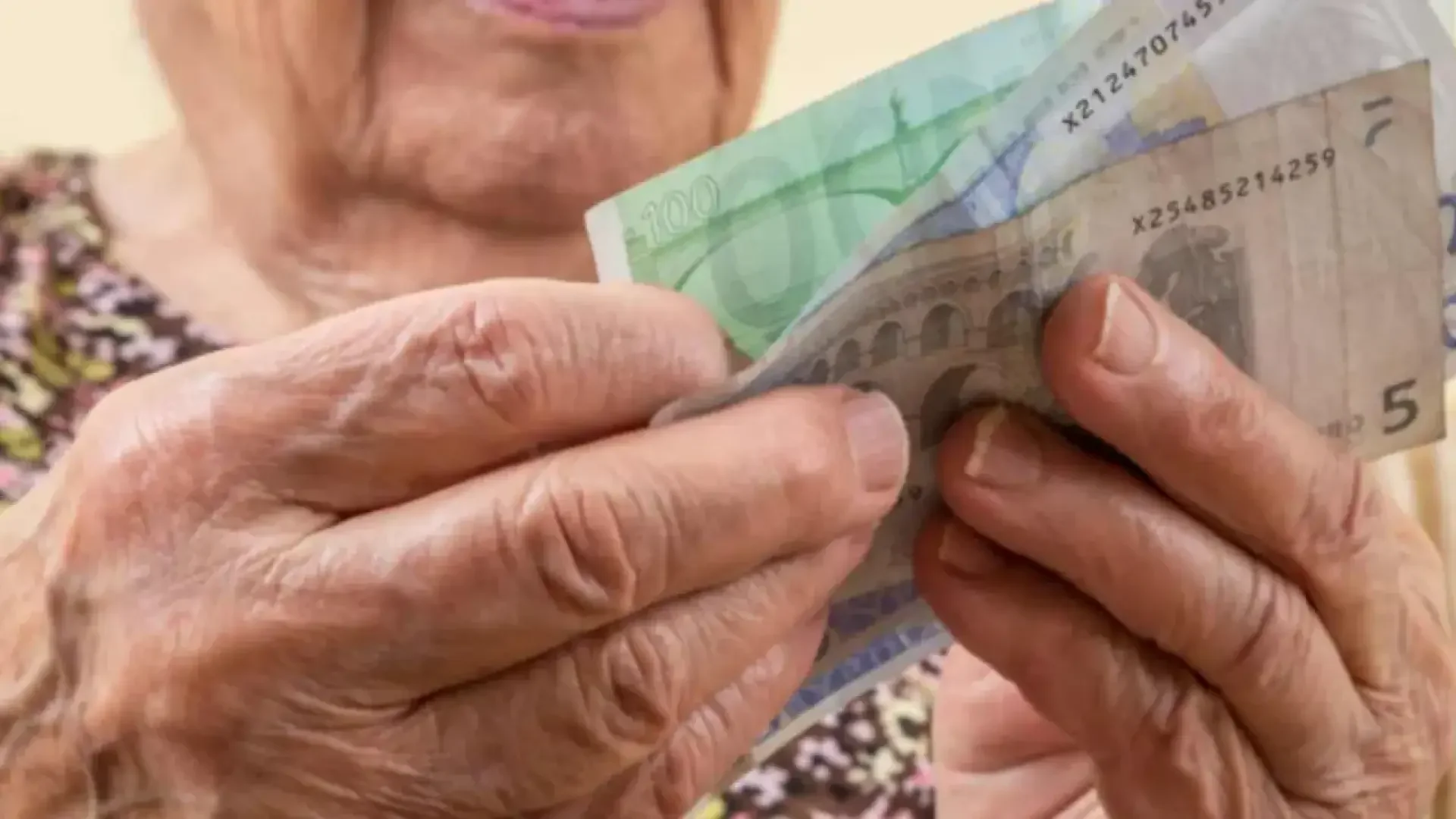 Una mujer, con varios billetes en el mano.