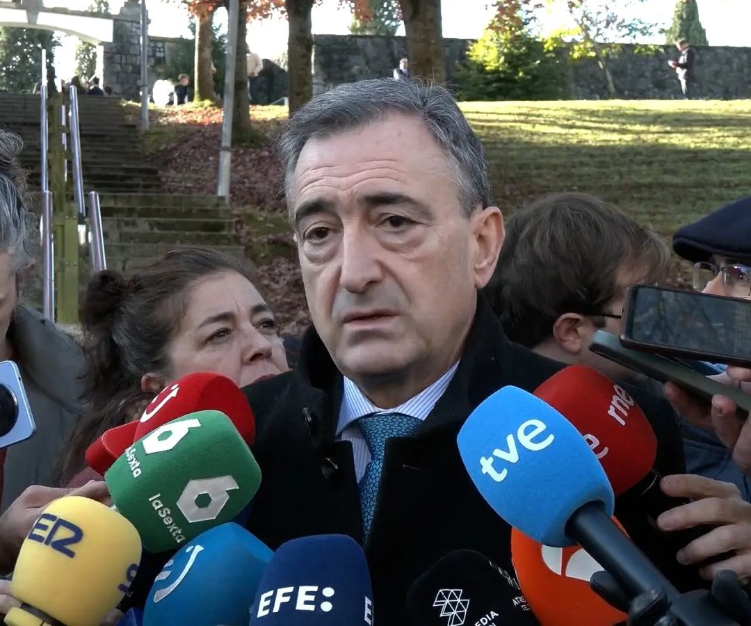 Aitor Estaban realiza unas declaraciones a la prensa.