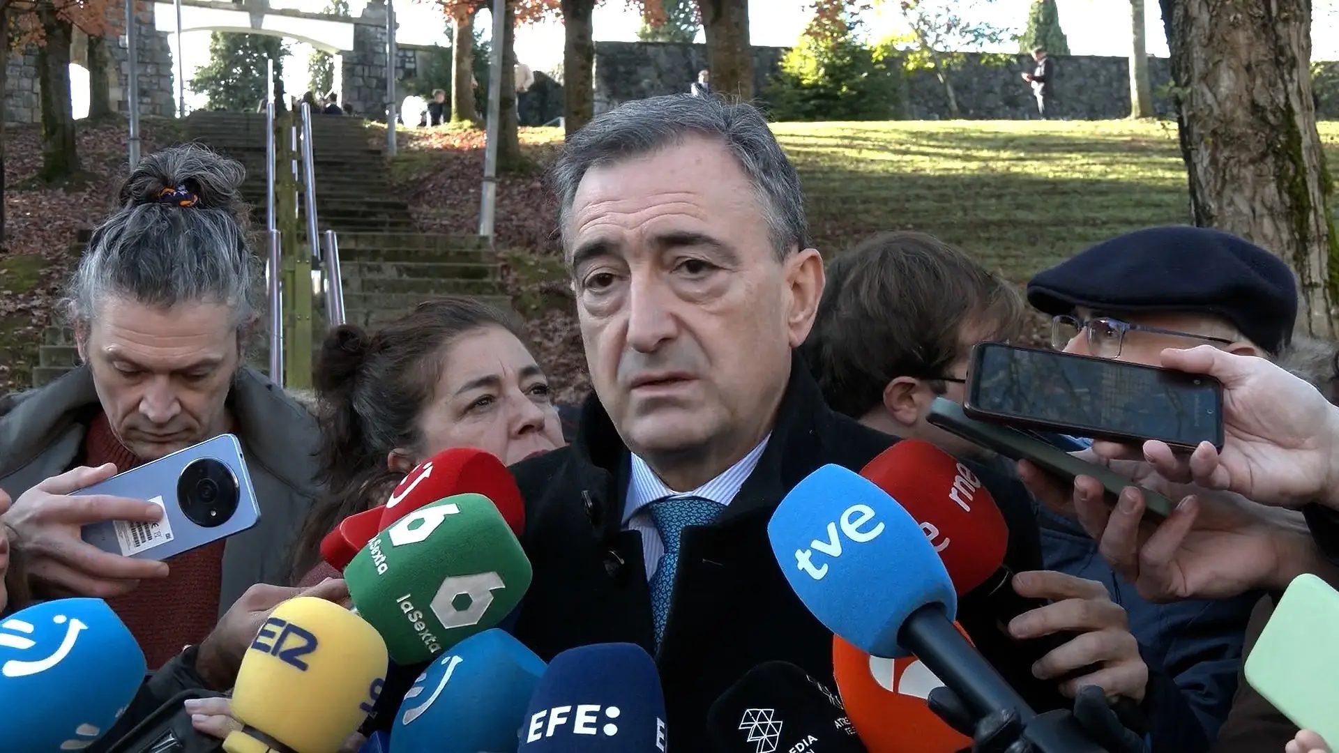 Aitor Estaban realiza unas declaraciones a la prensa.