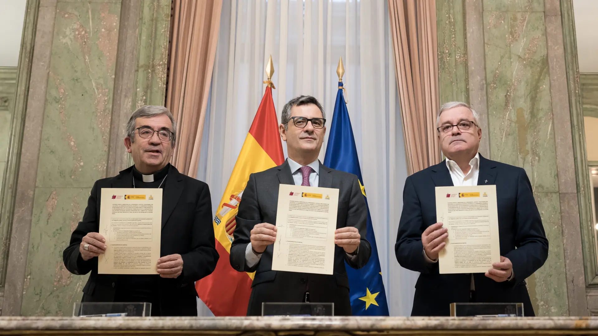 El ministro de la Presidencia, Félix Bolaños (c), el presidente de la Confederación Episcopal Española, Luis Argello (i), y el Presidente de la Conferencia Española de Religiosos, Jesús Díaz Sariego (d), en la firma de un acuerdo en enero.Europa Press 2026