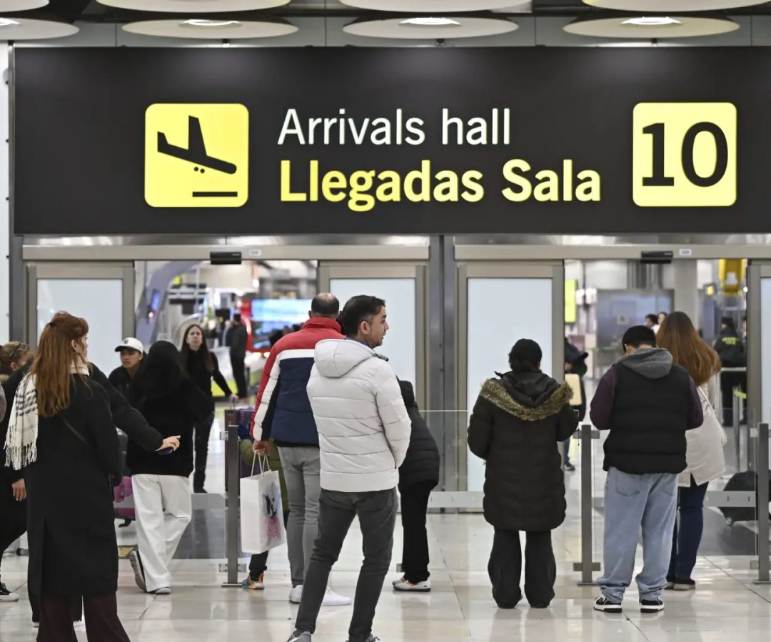 La terminal 10 de llegadas del Aeropuerto de Madrid Barajas.EFE