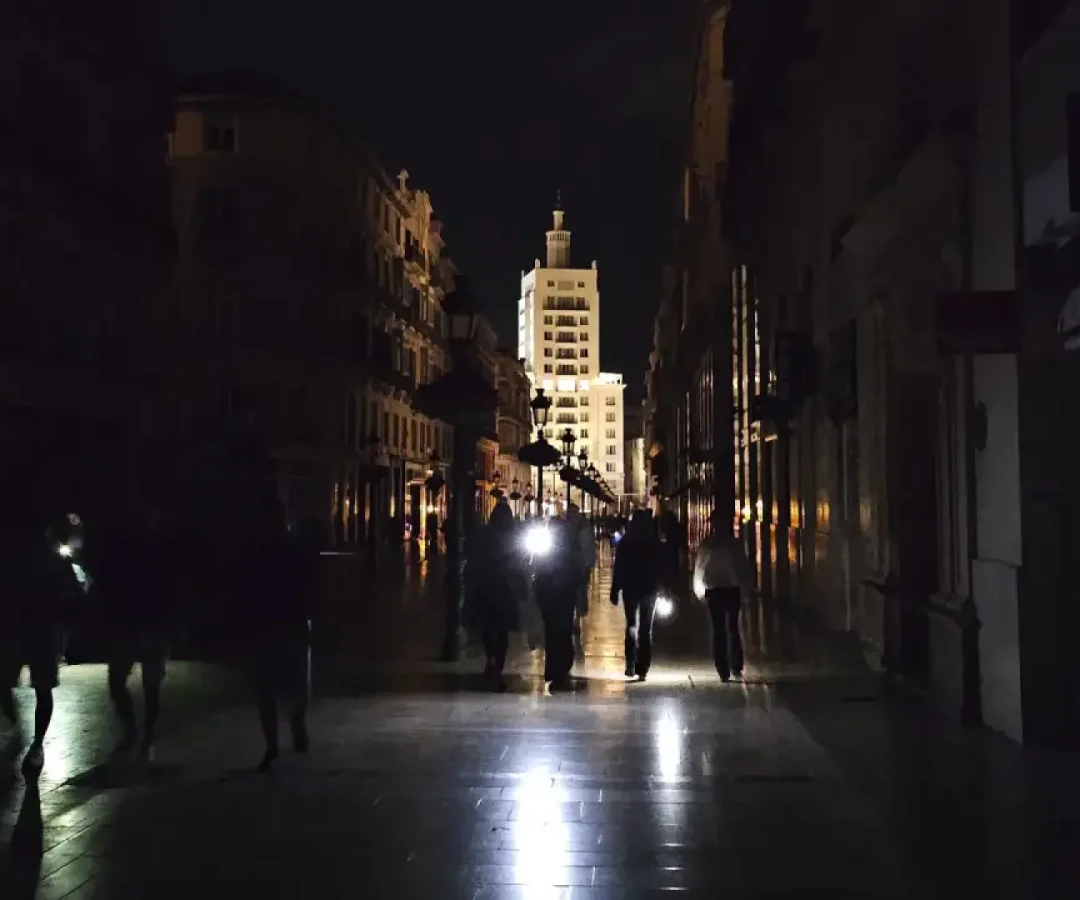 Viandantes caminando por la calle durante el apagón del pasado 28 de abril de 2025.