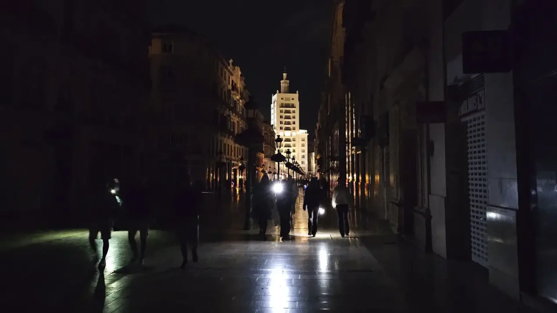 Viandantes caminando por la calle durante el apagón del pasado 28 de abril de 2025.