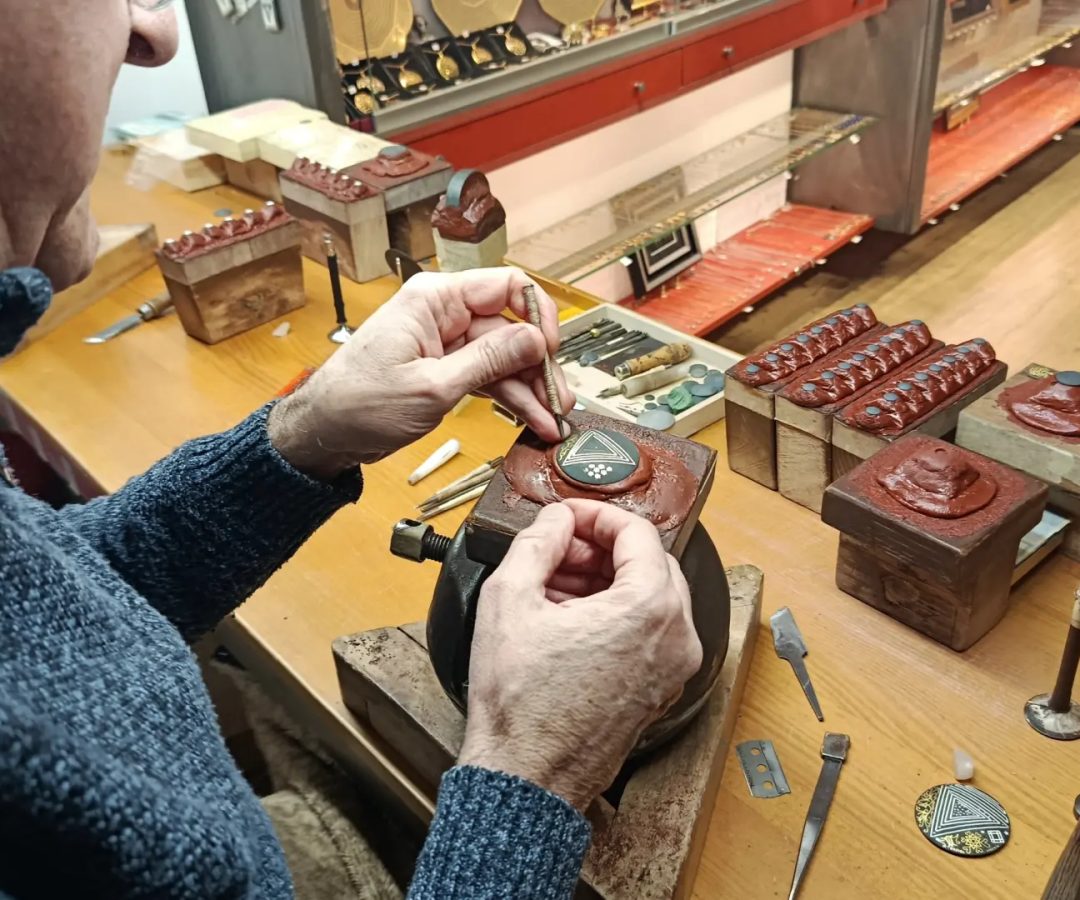 Un damasquinador en pleno proceso de trabajo.&nbsp;Nacho Muñoz