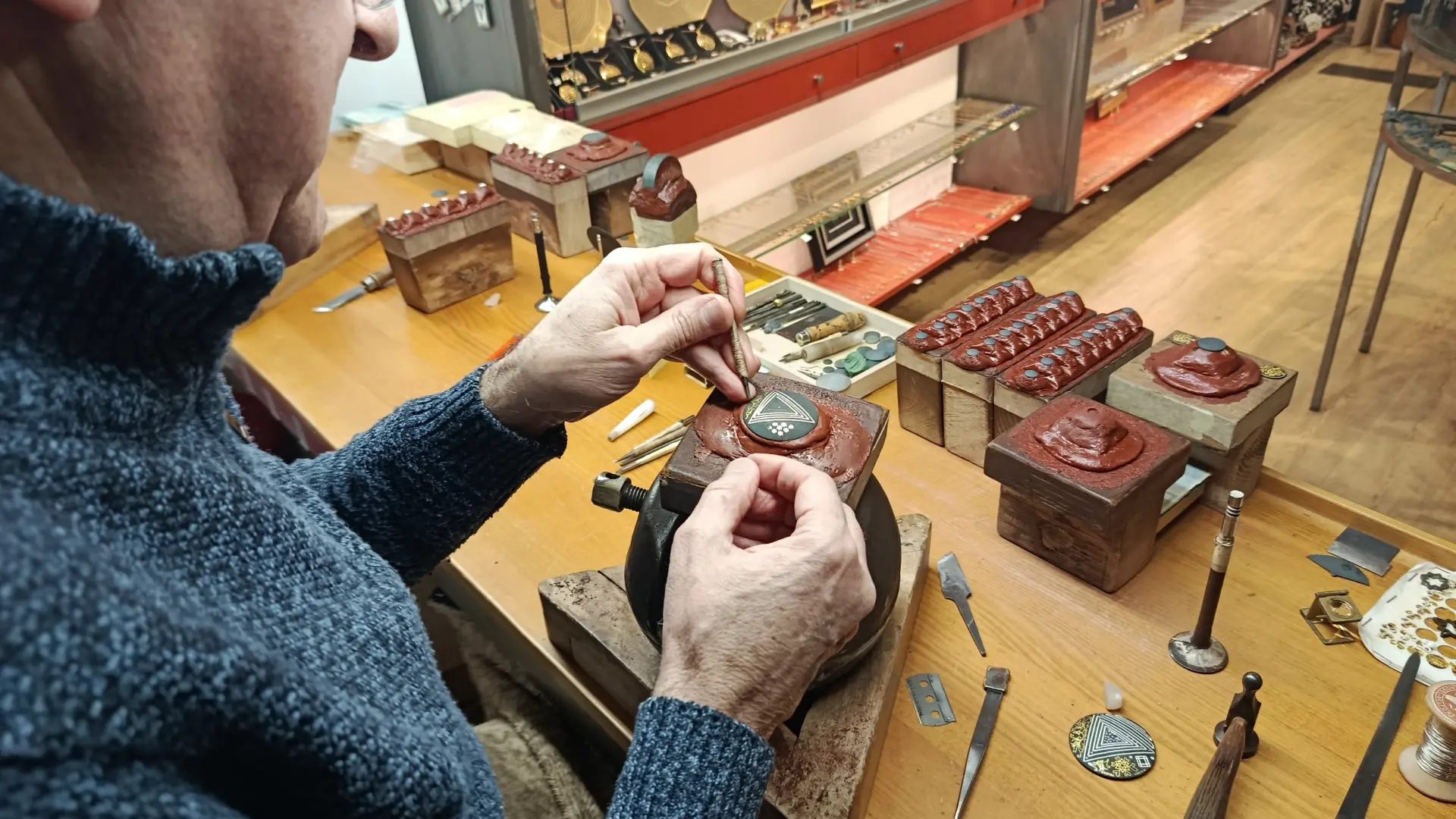 Un damasquinador en pleno proceso de trabajo.&nbsp;Nacho Muñoz