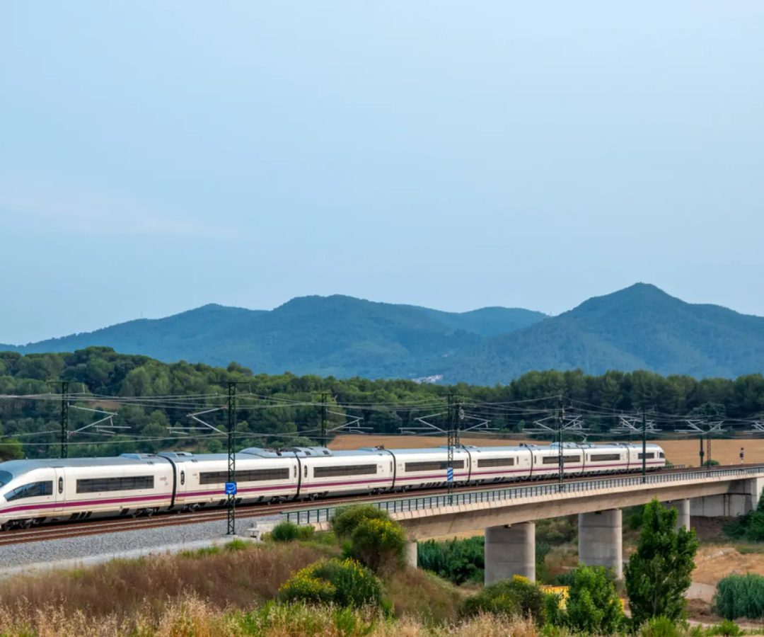 Un tren AVE&nbsp; de Renfe circulando por la provincia de Barcelona.Getty Images