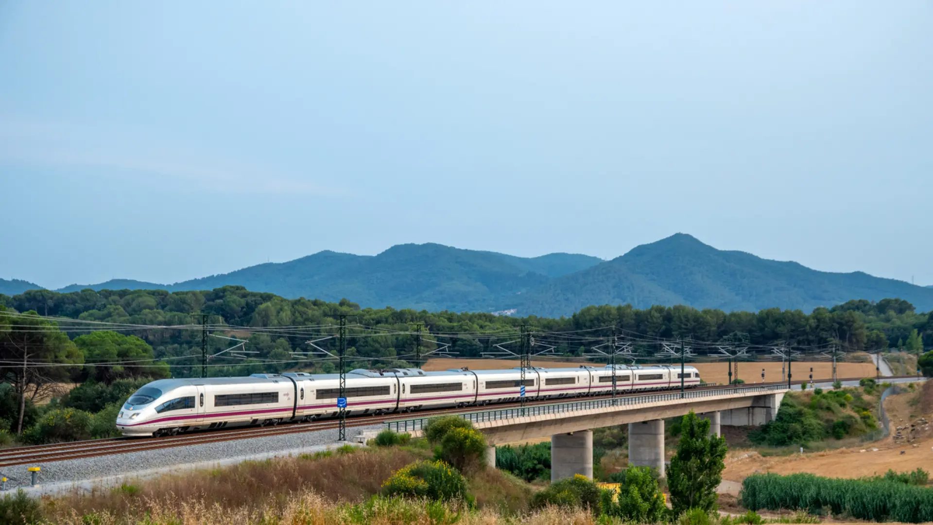 Un tren AVE&nbsp; de Renfe circulando por la provincia de Barcelona.Getty Images