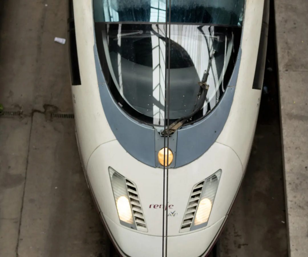 Un tren Ave en las vías espera para salir en la estación de Atocha.EP