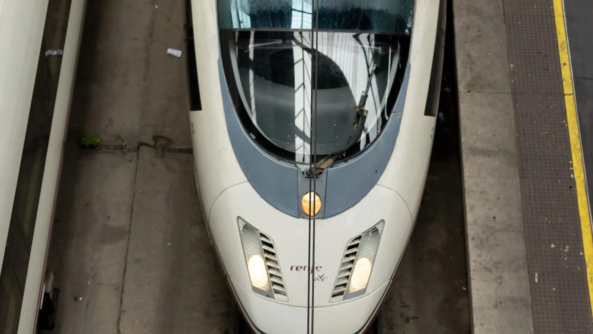 Un tren Ave en las vías espera para salir en la estación de Atocha.EP