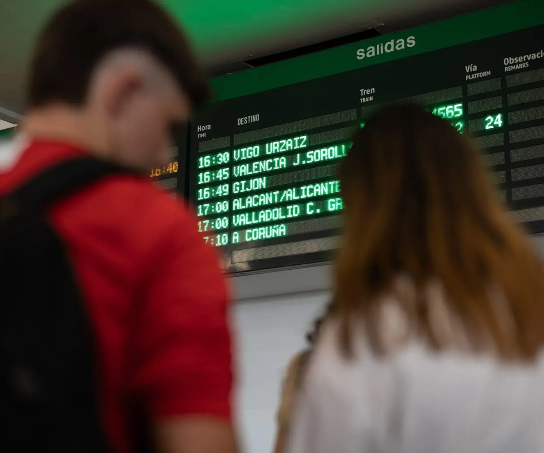 Dos jóvenes esperan para coger un tren en la estación de Chamartín.Alejandro Martínez Vélez - Europa Press
