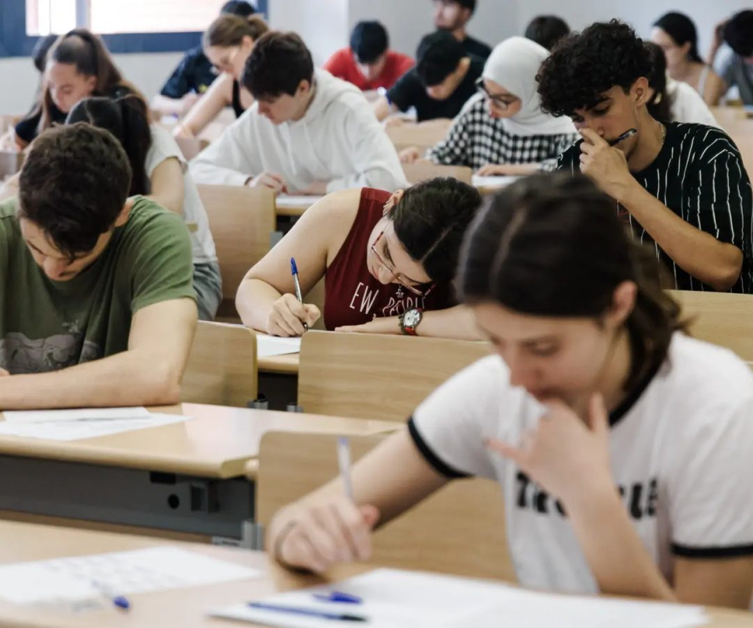 Varios alumnos durante el examen de acceso a la universidad.EP