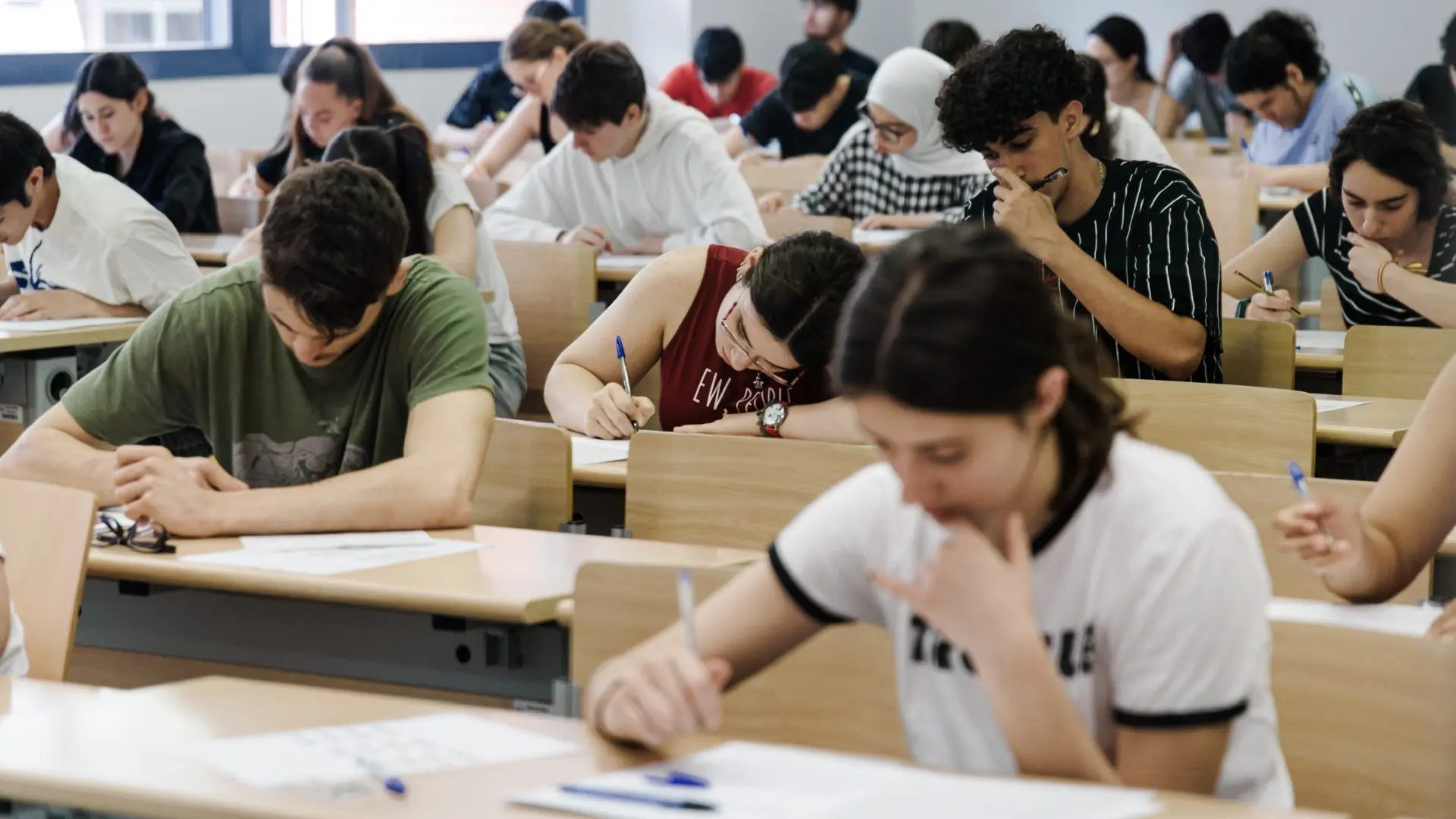 Varios alumnos durante el examen de acceso a la universidad.EP