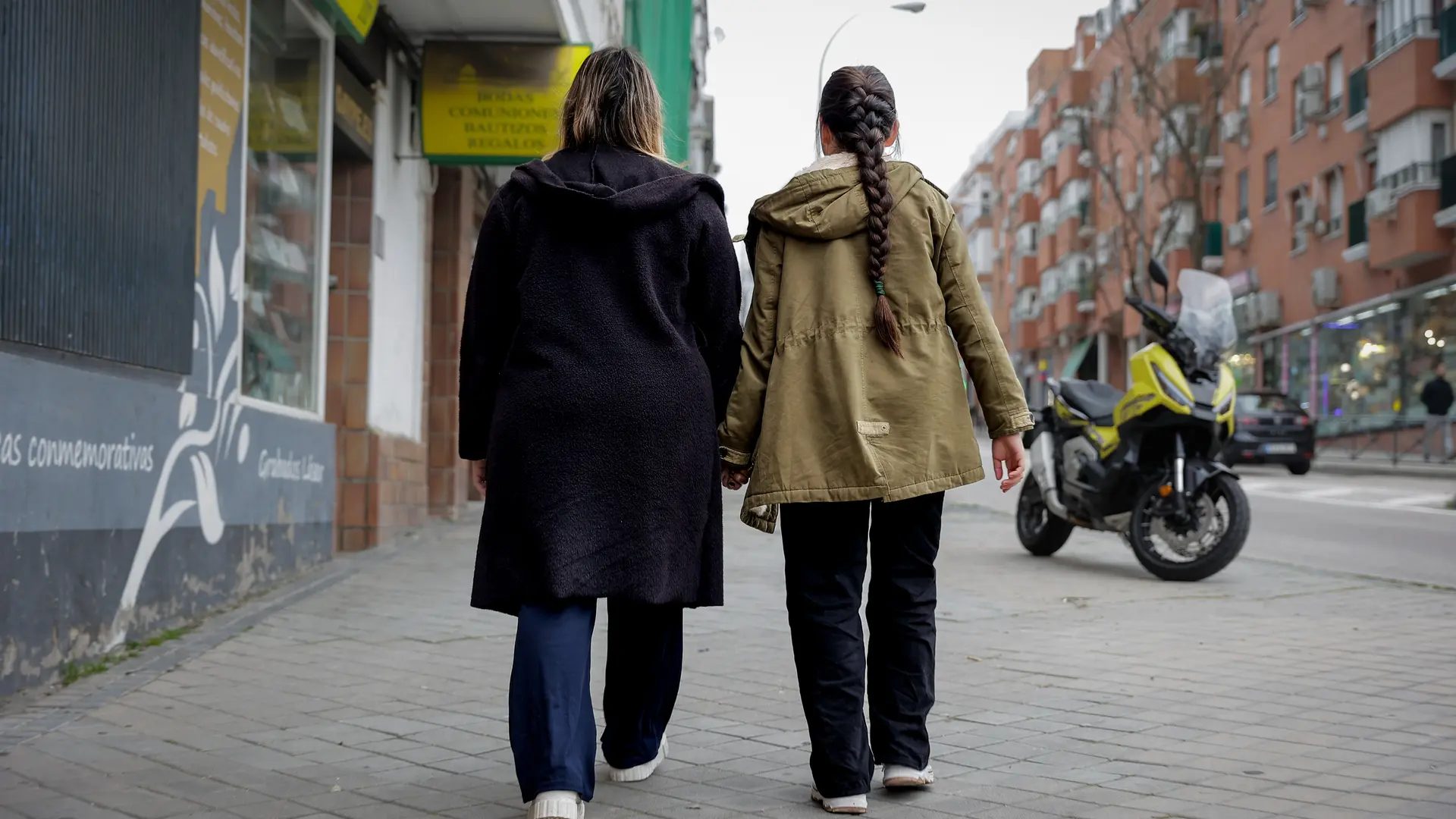 Ana y su sobrina Sofía, que lleva cuatro años viviendo en España sin papeles.&nbsp;Hazhard Espinoza Vallejos