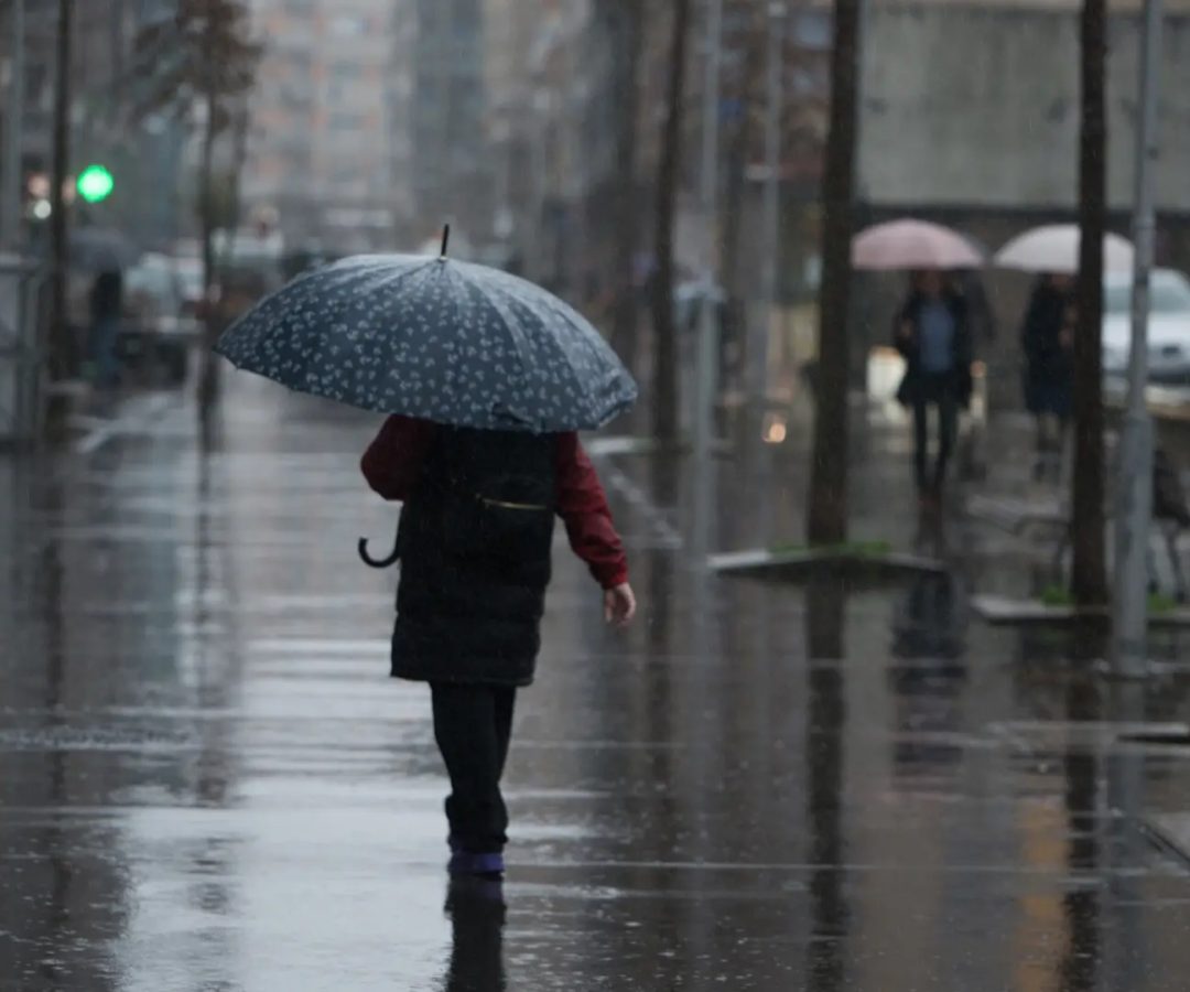 Una persona con paraguas para protegerse de la lluvia.Gustavo de la Paz - Europa Press