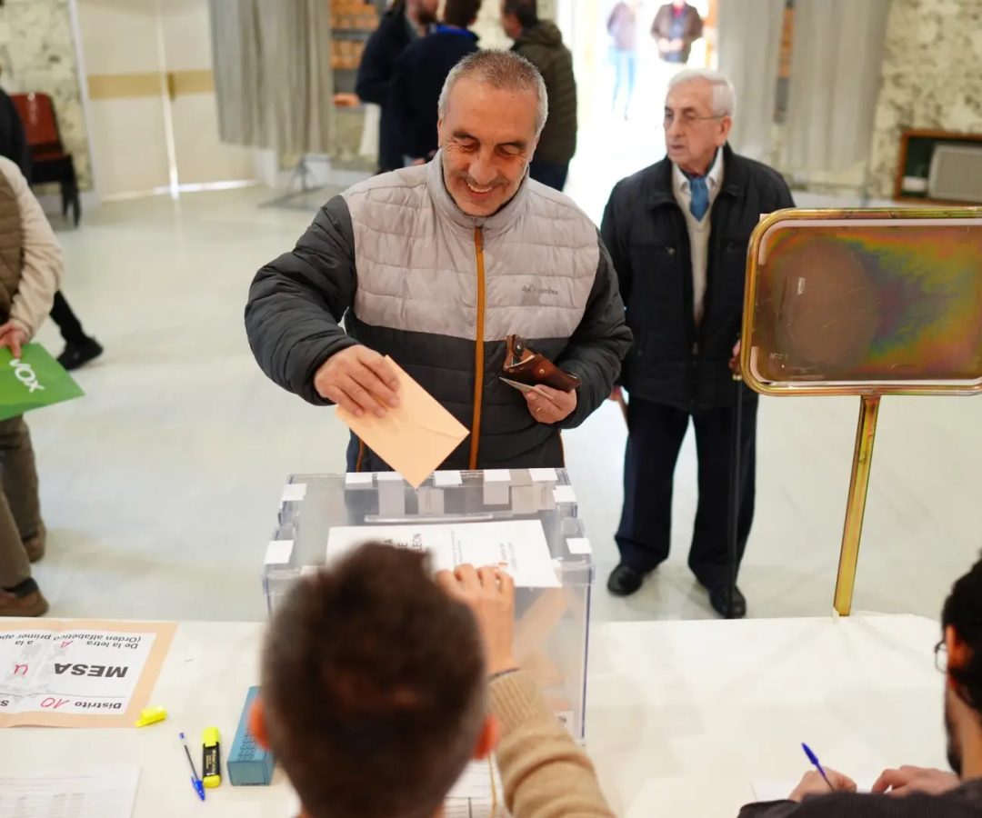 Un hombre vota en las últimas elecciones en Castilla y León.EP
