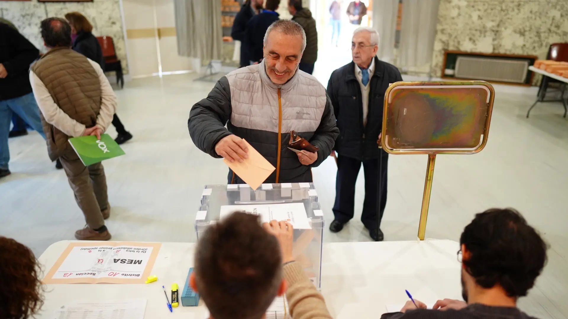 Un hombre vota en las últimas elecciones en Castilla y León.EP