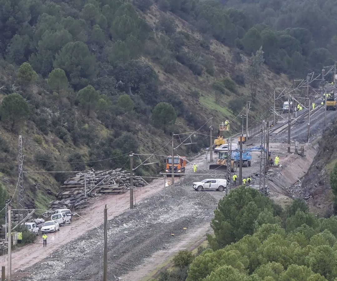 Imágenes de las obra de reparación de la vía en Adamuz tras el siniestro.Europa Press