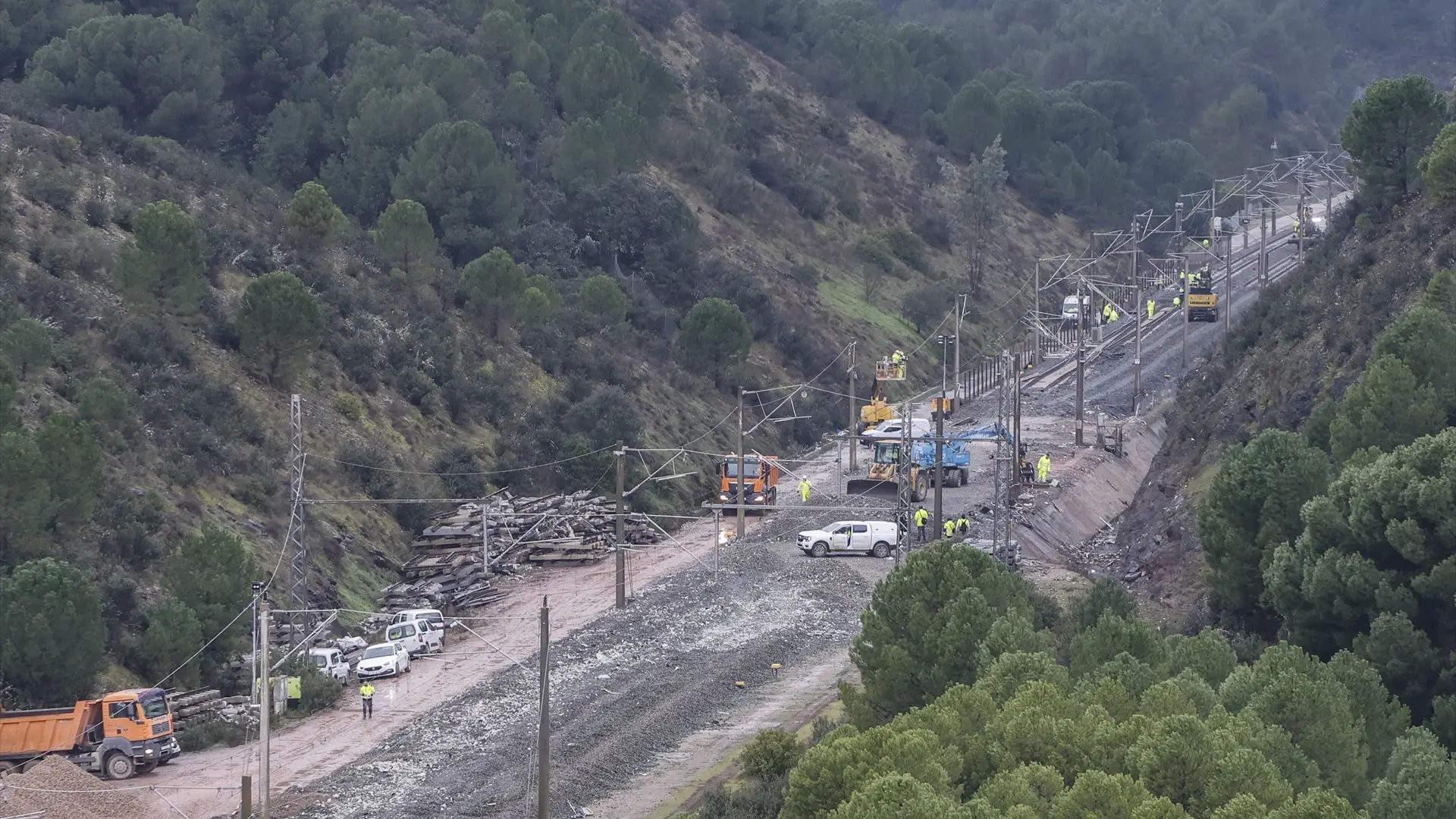 Imágenes de las obra de reparación de la vía en Adamuz tras el siniestro.Europa Press