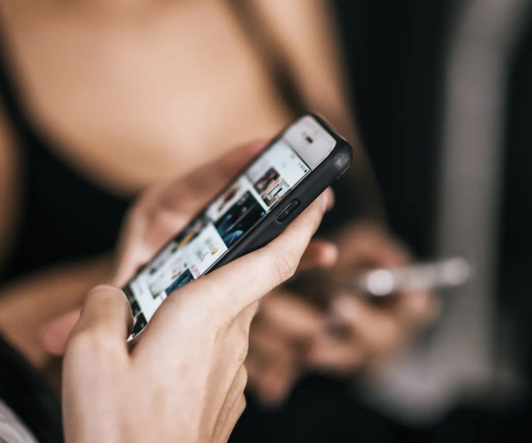 Foto de archivo de una mujer con su teléfono móvil.Freepik