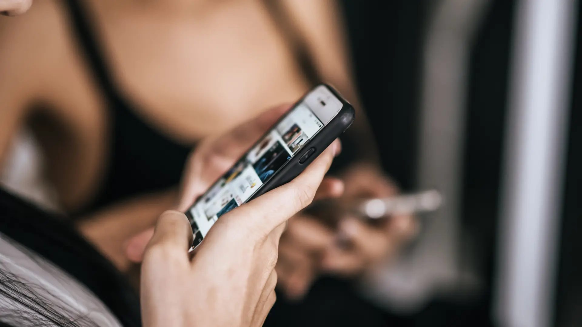 Foto de archivo de una mujer con su teléfono móvil.Freepik