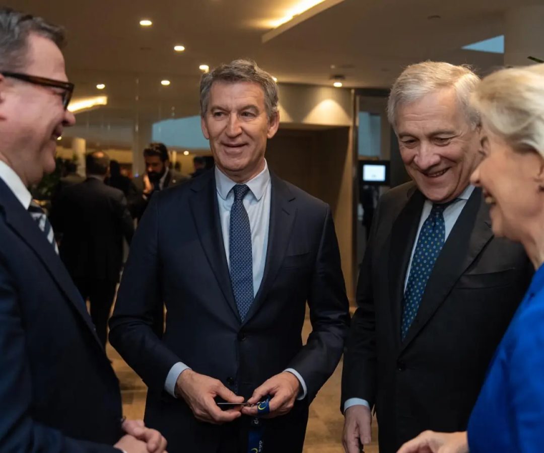 El presidente del Partido Popular, Alberto Núñez Feijóo, junto a otros miembros del EPP en la celebración del 50º aniversario.Diego Puerta / PP